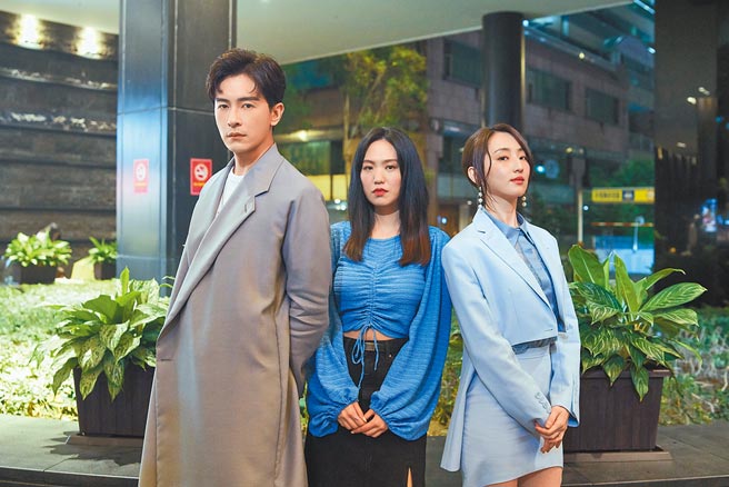 孫盛希（中）與《無神》演員鄭元暢（左）及柯佳嬿合照。（滾石唱片提供）