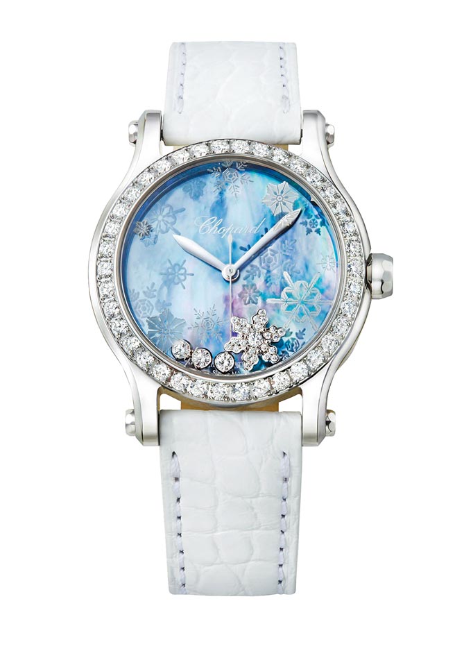 萧邦推荐Happy Snowflakes快乐雪花腕表，淡蓝色珍珠母贝上的雪花钻石舞动，65万1000元。（CHOPARD提供）