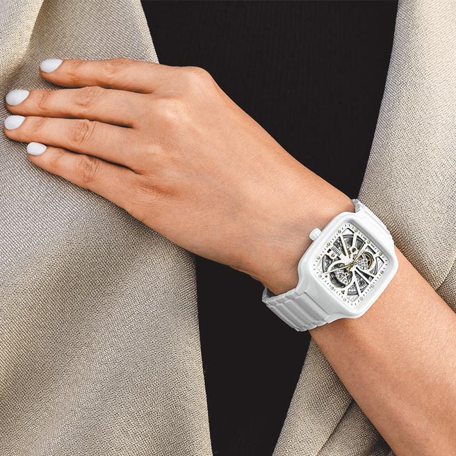 瑞士雷达表True Square真我系列方形高科技陶瓷镂空腕表。8万9700元。（RADO提供）