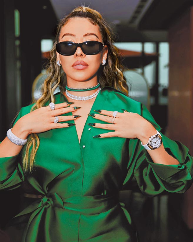 蔡诗芸Dizzy以一身绿色洋装配戴宇舶表Big Bang One Click皇金钻表，充满节庆气氛。（HUBLOT提供）