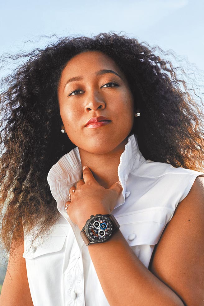 泰格豪雅品牌大使大坂直美佩戴专为高尔夫球运动设计的智能腕表。（TAG Heuer提供）