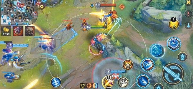 《英雄联盟：激斗峡谷》主打节奏明快的比赛，同时在Google Play与APP Store上上榜，成为了票选最受欢迎游戏，以及年度iPhone游戏。（摘自APP Store）