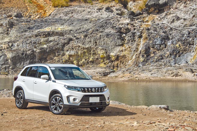 SUZUKI VITARA S HYBRID矩阵式LED头灯内以蓝色饰条凸显其油电混合动力的身分。（陈大任摄）