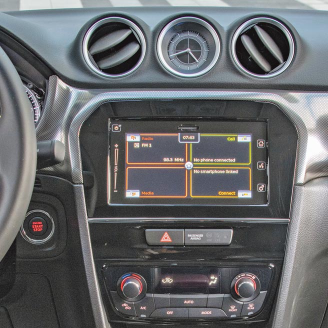 4.2吋全彩整合式多功能显示幕。（陈大任摄）