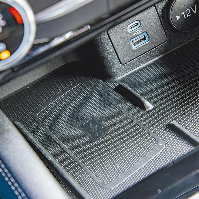 中控台內建4種充電方式。（陳大任攝）