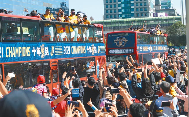 中信兄弟昨在台中市舉行封王車隊遊行與球迷同慶，更在洲際棒球場一同合影留念。（鄭任南攝）