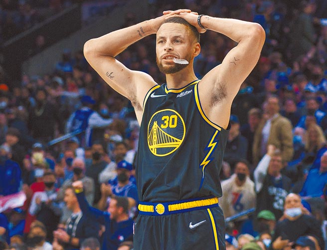 柯瑞双手抱头苦思自己手感为何欠佳。（美联社）