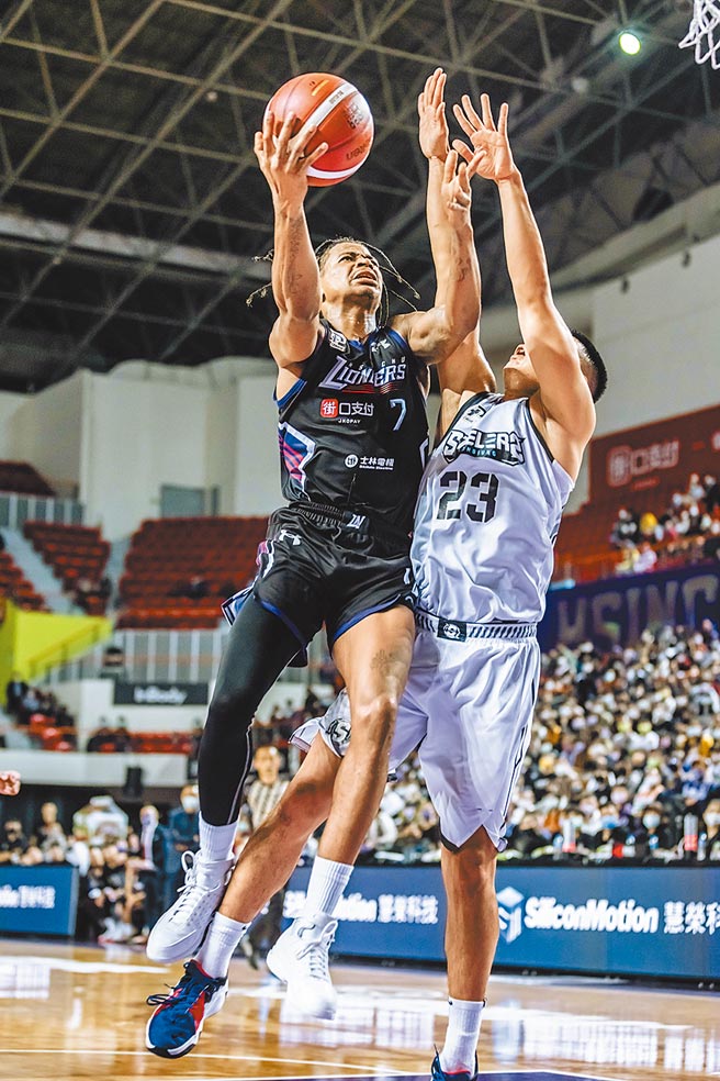 法獅（左）一手架開藍少甫上籃取分。（攻城獅提供）