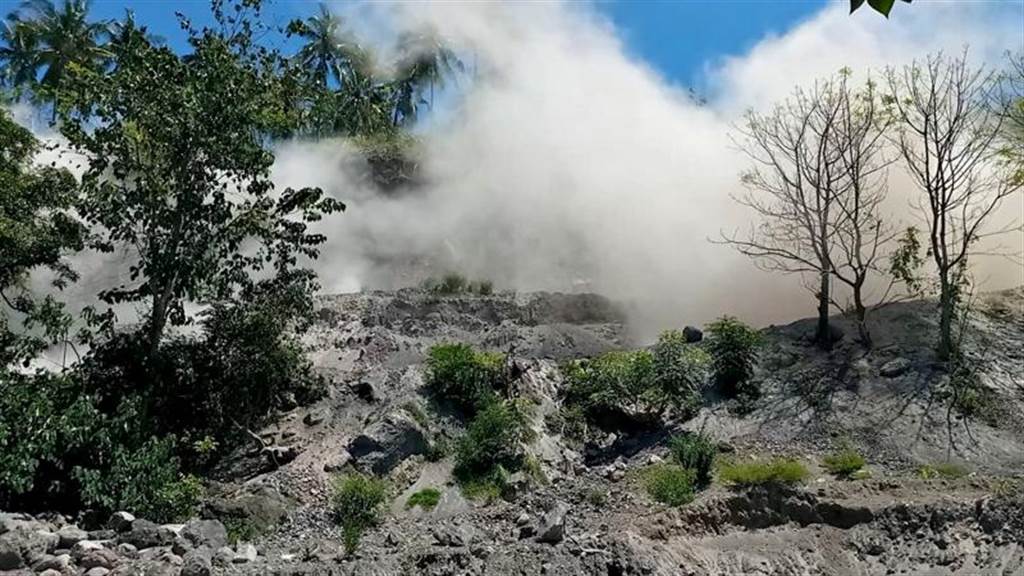 印尼佛罗雷斯岛（Flores）纳格克县（Nagekeo）14日遭强震侵袭，天摇地动，扬起阵阵沙尘。（路透）(photo:ChinaTimes)
