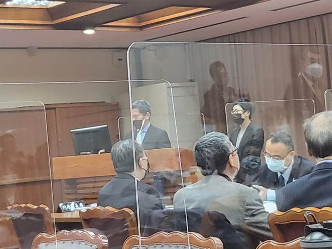 立法院教育文化委员会昨审查文化部预算，邀请文化部长李永得（左）备询。右为文策院董事长丁晓菁。（李欣恬摄）