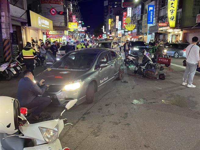 张姓男子拒检逃逸衝撞警方，并衝撞2辆机车造成1名骑士轻伤。（民眾提供）