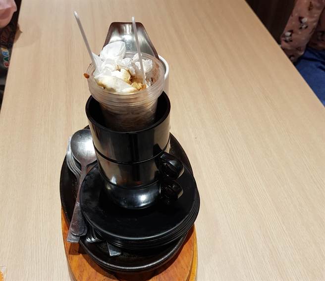 客人吃完牛排帮收桌才离场，究竟是贴心还是鸡婆，上千人吵成一团。（图／翻摄自爆废公社）