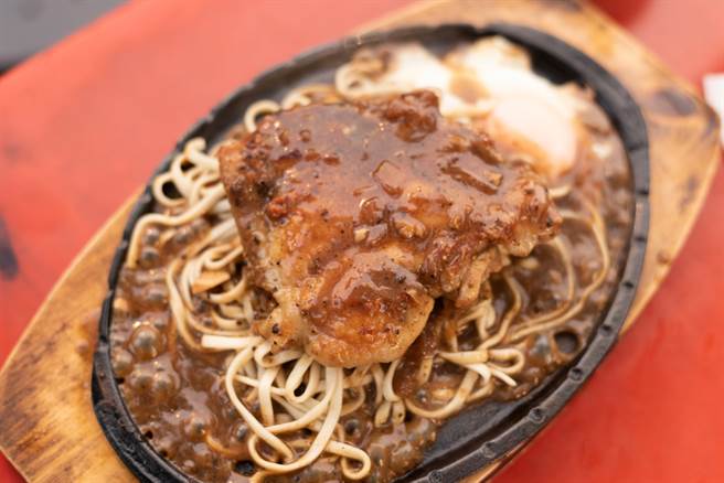 吃完牛排帮收桌才离场，竟让上千人吵翻天。（图／shutterstock）