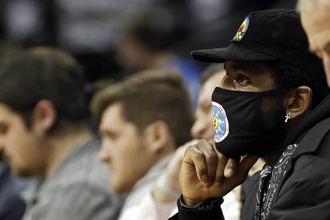 厄文如果愿意打疫苗，最快两周可上阵。（美联社资料照）