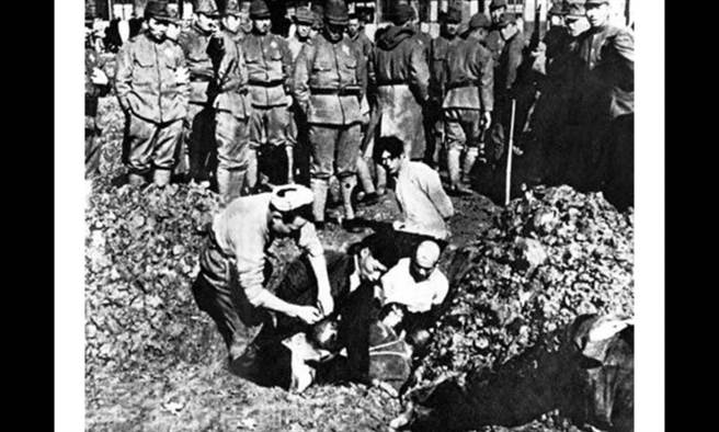 杨秉儒》南京大屠杀 为逝去之灵默哀。(图/爱传媒提供)