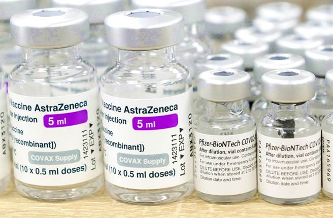 牛津大學13日公布研究，發現接種2劑輝瑞/BNT、AZ疫苗對抗Omicron的效果大幅下降，更有部份受試者「完全沒有中和病毒」。（資料照／TPG、達志影像）