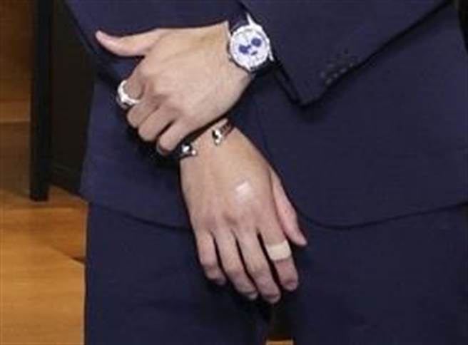 陳昊森右手手指為了拍犯罪懸疑片《操作》受傷，可見有多麼「操」。（PIAGET提供）