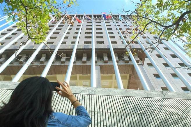 尼加拉瓜政府10日宣布與台灣切斷外交關係，尼加拉瓜外交部聲明指出，只承認一個中國，外交部使館特區大門口的尼加拉瓜國旗在消息宣布時馬上被撤下，一位民眾經過時拍照留念。（張鎧乙攝）
