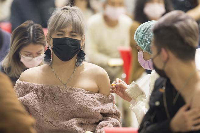 兩種疫苗組合對Omicron效果不錯，但還是要快點打第三劑。（本報系資料照）