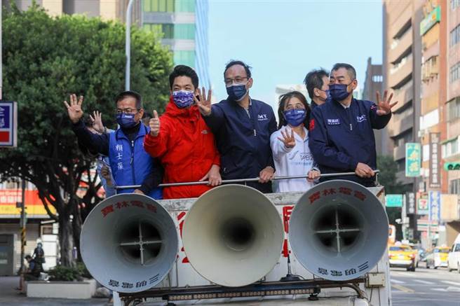 國民黨主席朱立倫主席「1218螞蟻雄兵 公投宣講」戰車掃街。（國民黨提供）