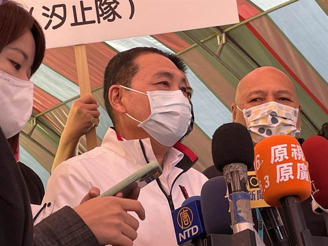 新北市长侯友宜昨（13日）在脸书发表千字文「我对公投的看法」，引来外界批评，质疑其立场不够明确。他今回应称，只是在传达经过理性科学认证后，由人民作主的核心价值。（蔡雯如摄）