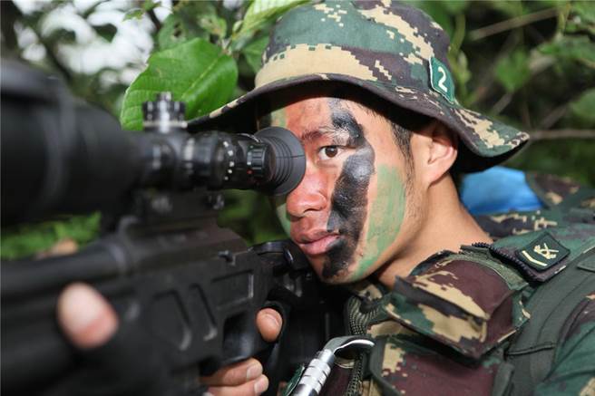 中國特命全權裁軍事務大使李松指出，隨著人工智能技術的快速發展和廣泛應用，人工智能安全治理成為國際社會共同課題。人工智能技術的軍事應用，在戰略安全、治理規則、道德倫理等方面可能產生深遠影響和潛在風險。（中新社）