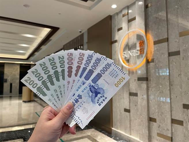 （六福万怡酒店「叙日」餐厅跨年派对，持振兴五倍券任一面额结帐，还可免一成服务费。图／六福旅游提供）