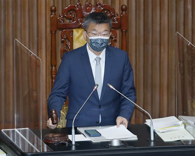 在副院长蔡其昌敲槌后，立法院14日院会三读通过「公司法部分条文修正草案」，开放公司得以用视讯方式召开股东会。（姚志平摄）