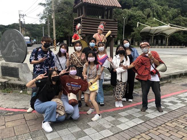 教育部青年署「Young飞全球行动计画」支持的「Bridge_Hour」团队，带领国际学生参观原住民文化会馆。（教育部提供／林志成台北传真）