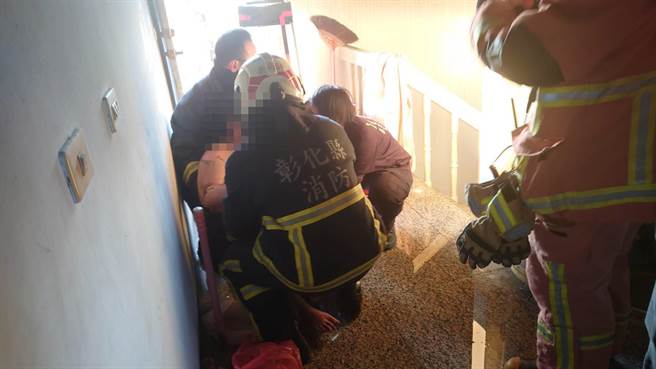 田尾乡一处民宅内，年约40出头岁的曾姓男子，在自家浴室泼洒汽油后点火，自己受到三度烧烫伤，还波及救火的父亲也烧伤。(彰化县消防局提供／谢琼云彰化传真)