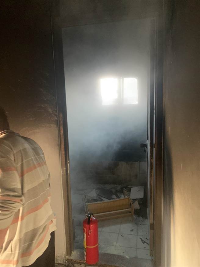 田尾乡一处民宅内，年约40出头岁的曾姓男子，在自家浴室泼洒汽油后点火，自己受到三度烧烫伤，还波及救火的父亲也烧伤。(彰化县消防局提供／谢琼云彰化传真)