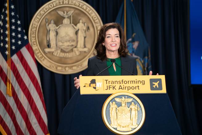 紐約州長侯可（圖）13日宣布斥資95億美元翻修甘迺迪國際機場一號航廈，承諾為乘客帶來世界一流體驗。
(圖／中央社)