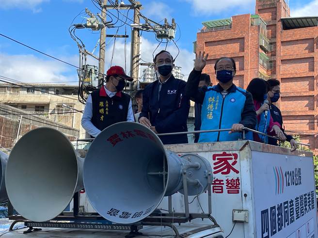 國民黨主席朱立倫今（14日）上午10時許與立委林德福、羅明才、新北市議員劉哲彰車隊掃街宣講公投案。（葉書宏攝）