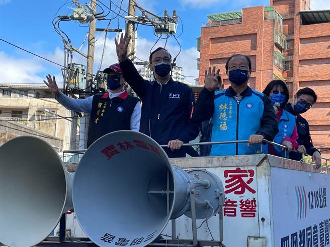 國民黨主席朱立倫今（14日）上午10時許與立委林德福、羅明才、新北市議員劉哲彰車隊掃街宣講公投案。（葉書宏攝）