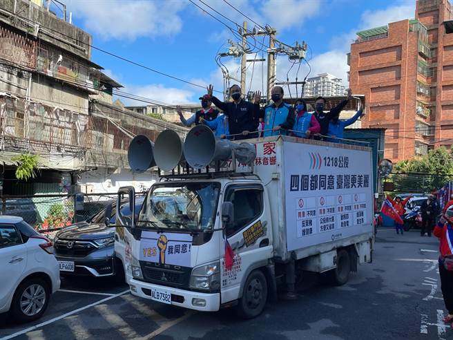 國民黨主席朱立倫今（14日）上午10時許與立委林德福、羅明才、新北市議員劉哲彰車隊掃街宣講公投案。（葉書宏攝）