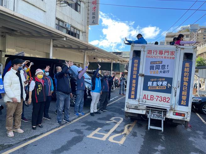 國民黨主席朱立倫今（14日）上午10時許與立委林德福、羅明才、新北市議員劉哲彰車隊掃街宣講公投案。（葉書宏攝）