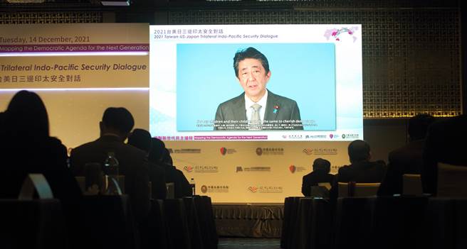 「2021台美日三邊印太安全對話」14日在台北晶華飯店舉行，日本前首相安倍晉三（如圖）以視訊方式專題演講。（張鎧乙攝）