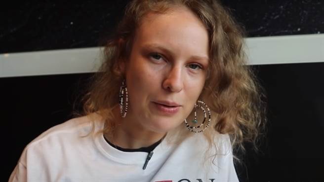 來自美國的女孩Kayla，日前分享第一次在台灣吃台式牛排，看到鐵板上不僅有大塊的牛排，還有麵及雞蛋，令她困惑，她吃了一口後忍不住大讚「真的太好吃」。（圖／翻攝自《不要鬧工作室》）