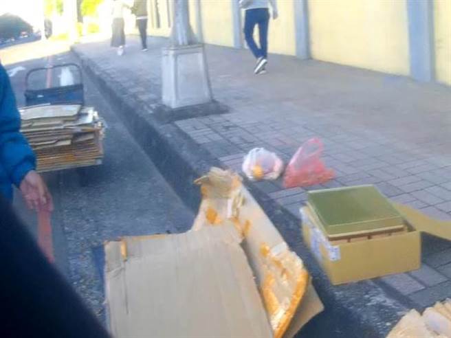 李姓男子的資源回收物品因沒綁緊，突然翻覆，回收物散落一地，影響交通。（讀者提供／張妍溱台中傳真）