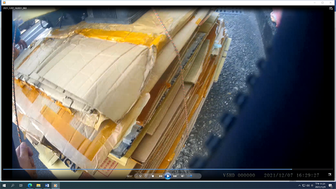 員警與熱心民眾協助李將回收物品重新捆綁好。（讀者提供／張妍溱台中傳真）