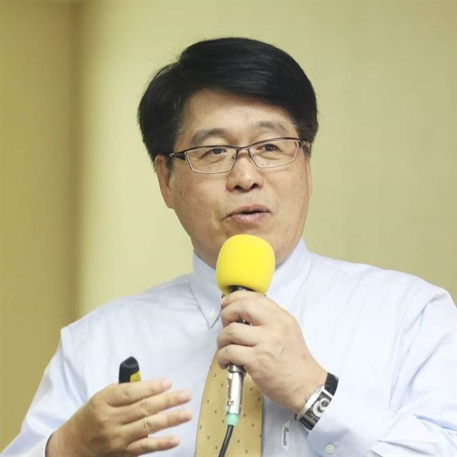 侯友宜发文表态公投  游盈隆：委婉地干谯两大党 。摘自游盈隆脸书