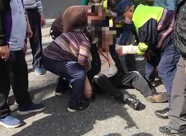 年逾8旬遊客，在天祥青年活動中心聯外道路，遭一群獼猴包圍搶食攻擊，老翁飽受驚嚇，跌倒摔傷。（新城警分局提供／王志偉花蓮傳真）