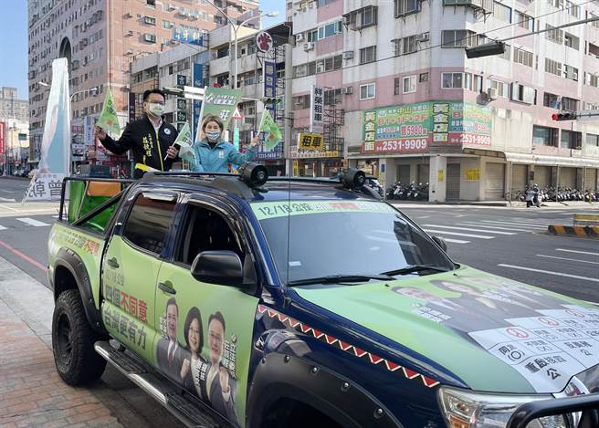 立委莊競程（左）與服務處主任蔡碧玉上車，站在「四個不同意」宣講車上，跟用路人揮手致意。（讀者提供／張妍溱台中傳真）