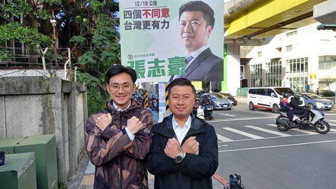1218公投倒数，蓝绿两党纷纷展开最后衝刺，民进党新北市议员张志豪今（14日）和民进党青年部主任蔡沐霖在秀朗桥头公投宣讲。（张志豪提供）