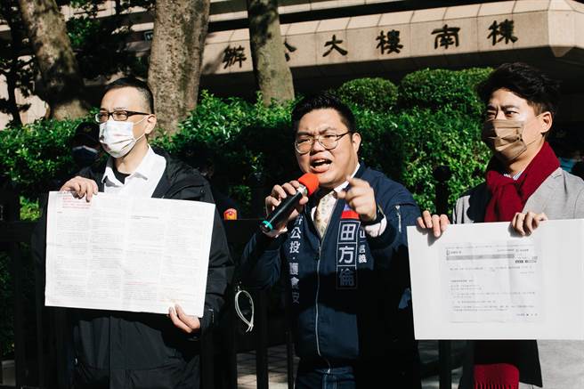 安定力量副执行长毛嘉庆（左起）、前国民党青年团长田方伦、资深媒体人郭岱轩14日出面向中选会表达愤怒，呼吁民眾18日戴好口罩出门投票，用直接民意教训民蔡政府。(郭吉铨摄)