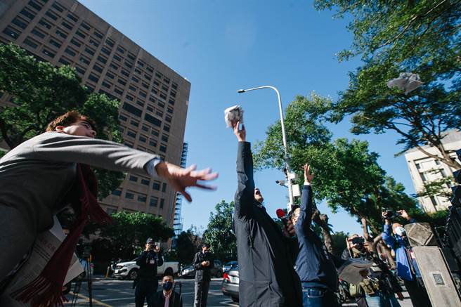 资深媒体人郭岱轩（左起）、安定力量副执行长毛嘉庆、前国民党青年团长田方伦、14日在中选会外表达愤怒，将公报揉碎丢回中选会，并呼吁民眾18日戴好口罩出门投票，用民意教训民蔡政府。(郭吉铨摄)