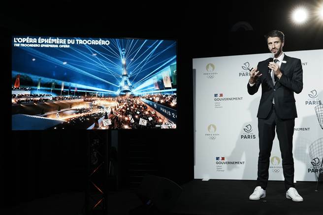 巴黎奥运筹委会主席艾斯坦盖说明开幕典礼的概念。（美联社）