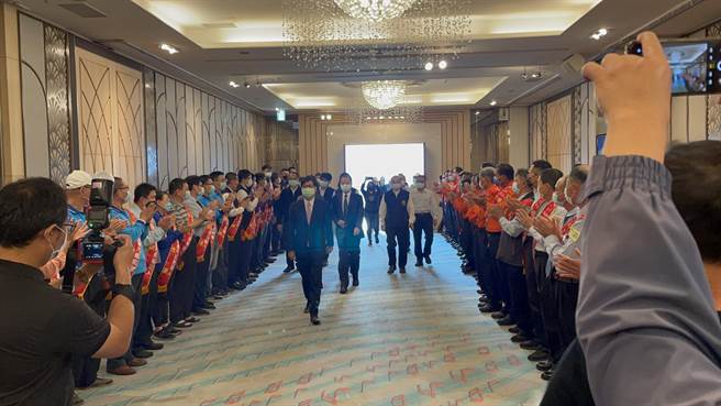 受獎人列成一排歡迎陳其邁。（洪靖宜攝）