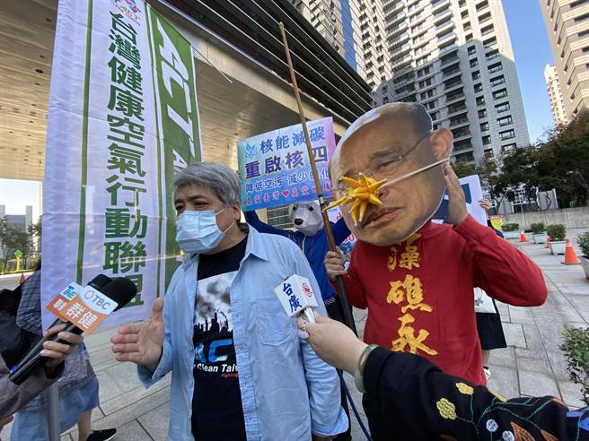 台湾健康空气行动联盟理事长叶光芃表示，不排除在公投前夕有更大行动。（卢金足摄）