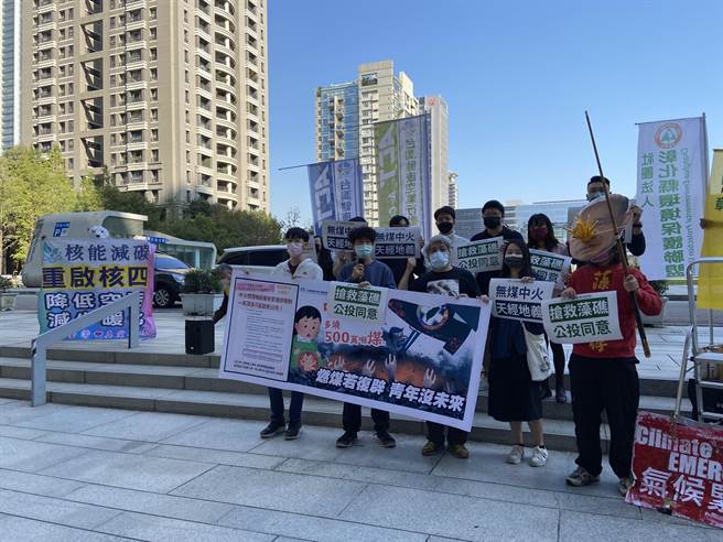 「藻礁投同意」与要求重启核四两阵营在市议会前表达各自立场。（卢金足摄）